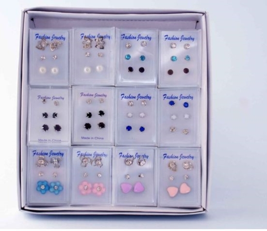 Picture of £1.00 PIERCED TRIO EARRINGS ON CARD